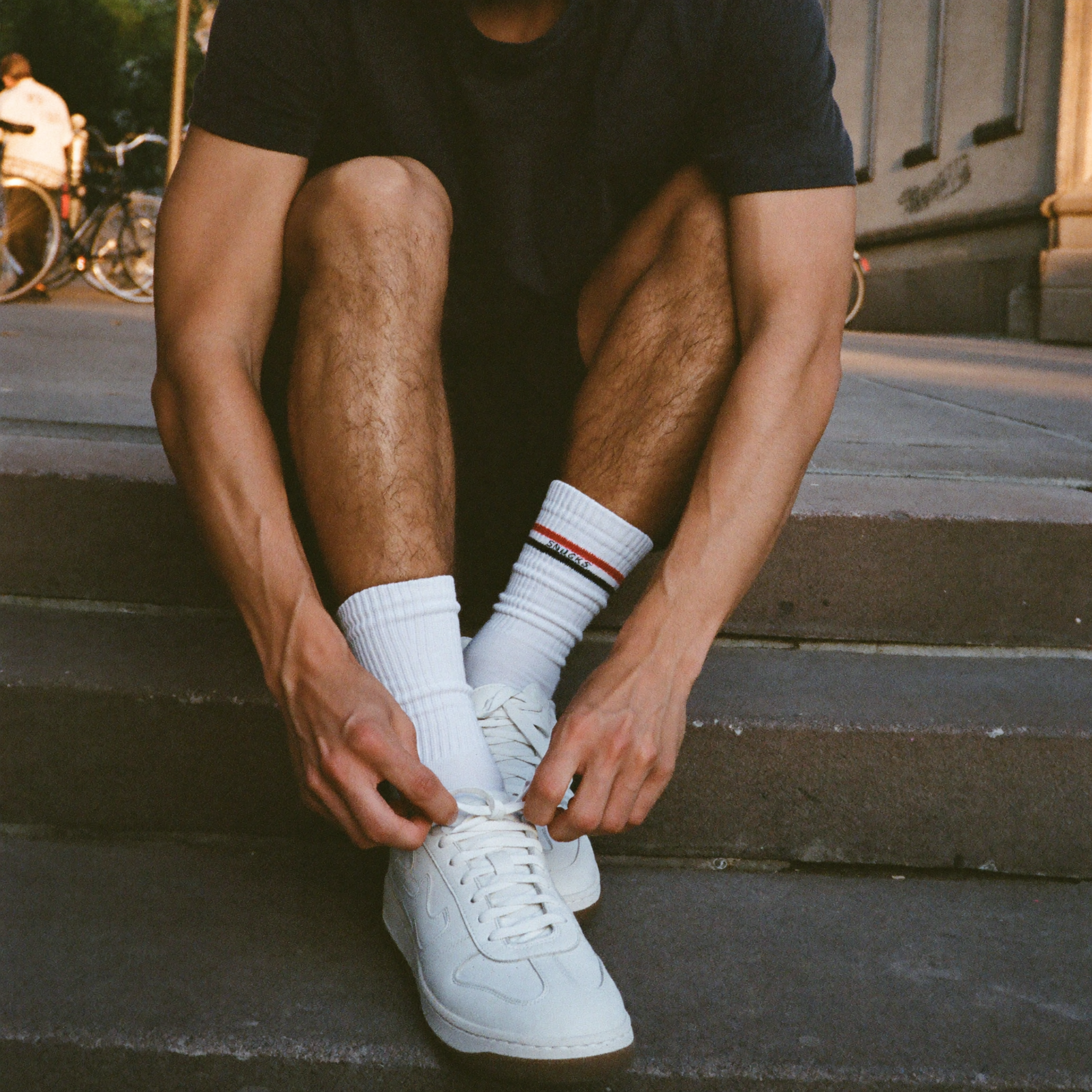 Sneaker & SNOCKS Socken — Berlin Hinterhof