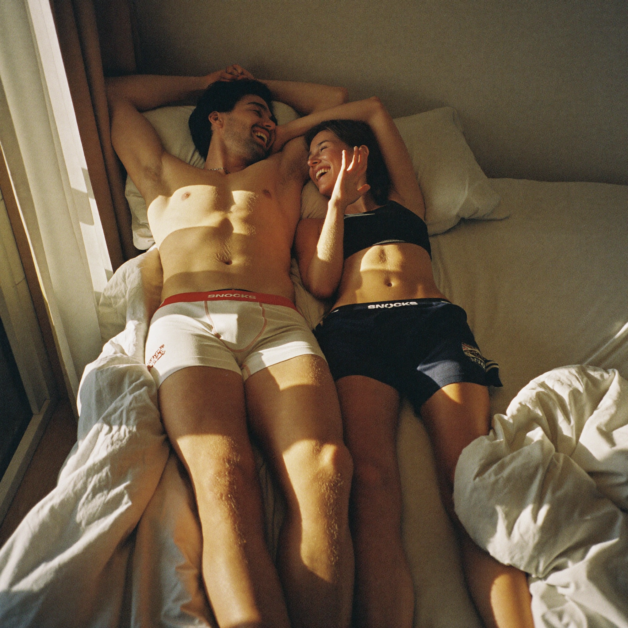 Lazy Sunday — Paar im Bett